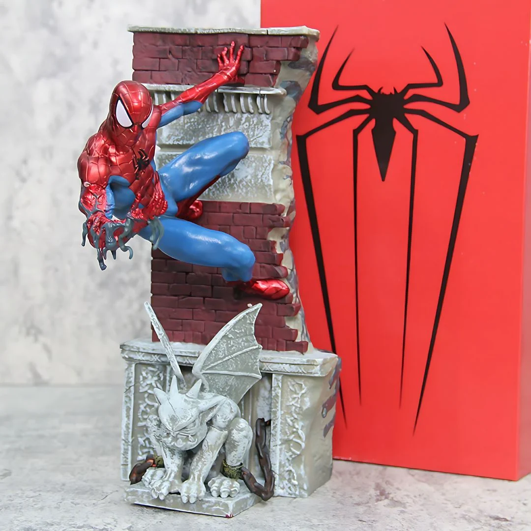 Spider-Man Statue : Scaling the Walls || 30cm